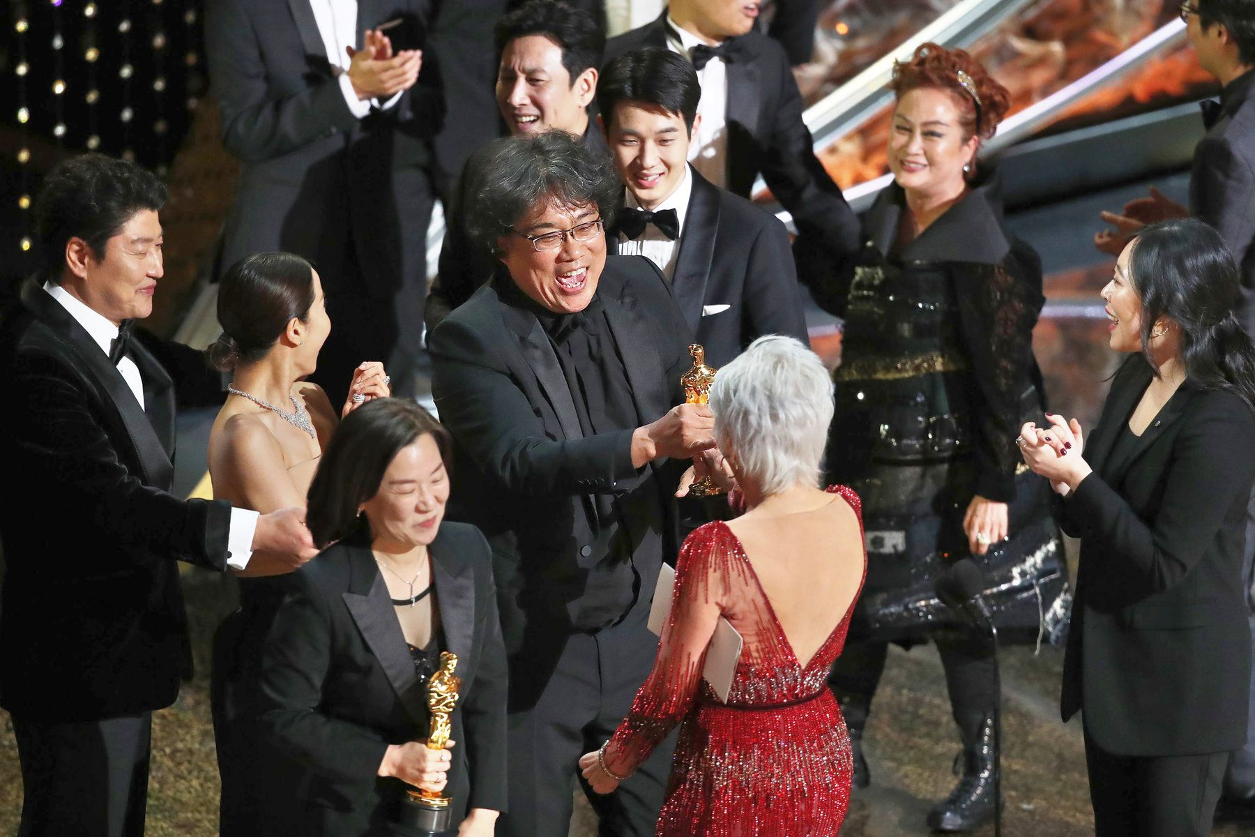 المخرج الكوري يحمل جائزة أفضل فيلم
