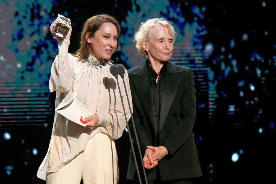 الممثلة ايمانويل بيركو والمخرجة كلير دينيس تستلمان جائزة بولانسكي