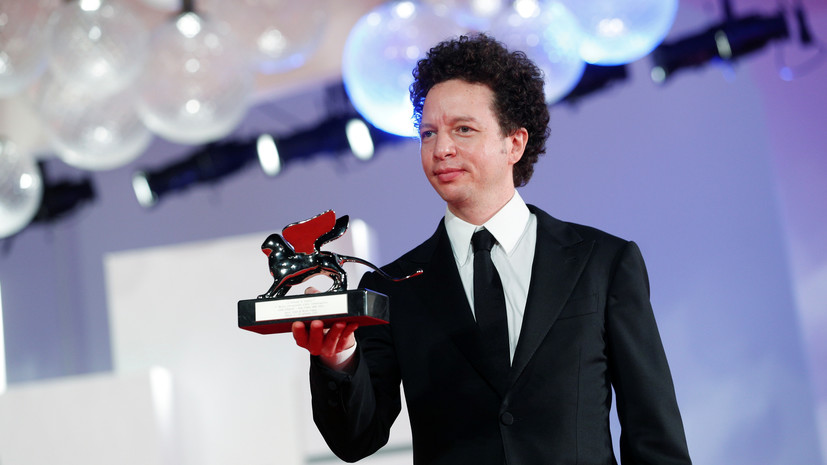 المخرج المكسيكي مايكل فرانكو يحمل جائزة "الأسد الفضي" عن فيلمه البديع "العالم الجديد"