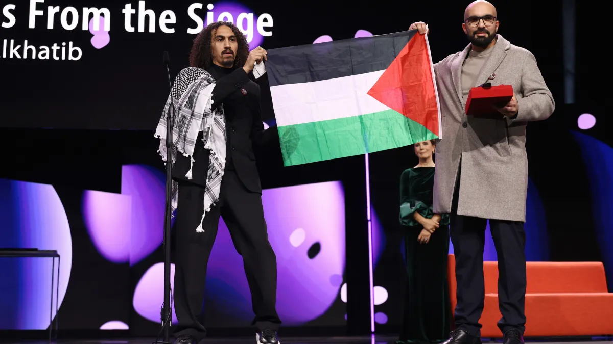 عبد الله الخطيب وتقي الدين إسعد يستلمان جائزة أفضل عمل أول عن فيلم "وقائع من الحصار"