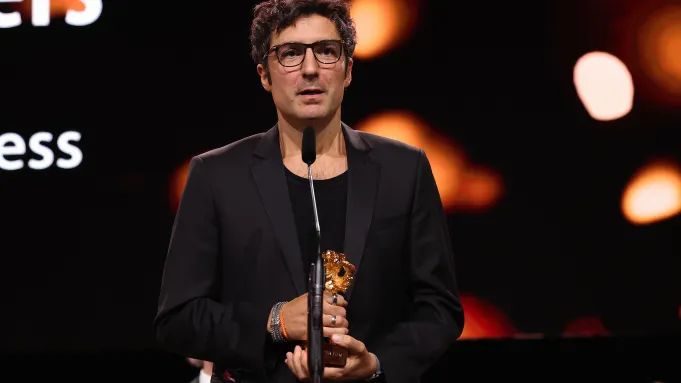 المخرج التركي إيلكر تشاتاك الفائز بجائزة الدب الذهبي عن فيلم "الرسائل الصفراء" .