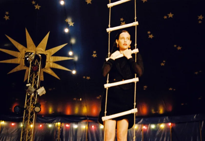 من فيلم "خارج هذا العالم"